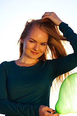 포토 JPG 해외이미지 백인 구름 학생 라이프스타일 여자 교육 꽃 행복 얼굴 밭 자연 하늘 한명 미소 사람 앉기 소녀 초원 성인 야외 초록색 파란색 노트북 컴퓨터 햇빛 태양 뷰티 기쁨 자유 만족 싱글 스파이크 단절 캐모마일 해외포토 자연요소 서양인 식물 1 감정 어린이 컬러 컨셉 농업 모션 표정 생활 신체부위 전자제품 허브 생태계 파일형식 이미지허브