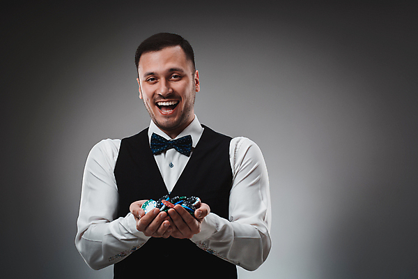 포토 JPG 해외이미지 응시 남자 행복 검은배경 한명 미소 웃음 들기 정장 성인 앞모습 행운 포커칩 도박 카지노 딜러 포커 도박장 겜블 플레이어 성인남자한명만 해외포토 1 시선 옷 감정 뷰포인트 백그라운드 컨셉 모션 표정 사람 검은색 게임 트럼프 남자한명만 성인남자만 파일형식 이미지허브