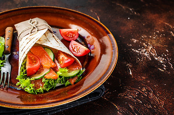 포토 JPG 해외이미지 접시 포크 방울토마토 오이 실내 샌드위치 사람없음 묶기 연어 노끈 랩 연어요리 나무배경 해외포토 식기 줄 음식 백그라운드 토마토 채소 모션 어류 내부 파일형식 이미지허브