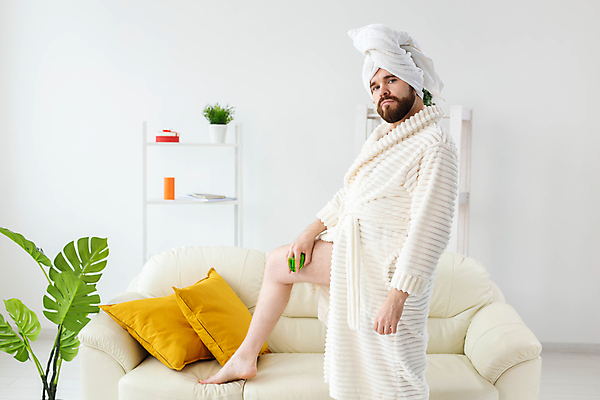 포토 JPG 해외이미지 응시 남자 쿠션 잎 수염 한명 성인 소파 수건 뷰티 목욕가운 스킨케어 다리들기 성인남자한명만 해외포토 식물 1 시선 의자 모션 사람 위생용품 가운 남자한명만 성인남자만 파일형식 이미지허브