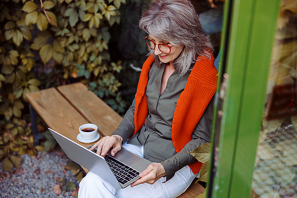 포토 JPG 해외이미지 주간 백인 여자 노년 할머니 한명 앉기 상반신 야외 옆모습 노트북 실버라이프 타이핑 노인여자한명만 액티브시니어 해외포토 자연요소 서양인 1 라이프스타일 뷰포인트 모션 사람 성인 전자제품 여자한명만 노인여자만 파일형식 이미지허브
