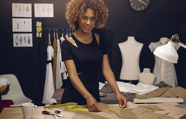 포토 JPG 해외이미지 여자 흑인 탁자 줄자 한명 상반신 성인 앞모습 머그컵 스탠드 잡기 업무 작업 파마 마네킹 패션디자이너 의상디자인 스탠드옷걸이 성인여자한명만 해외포토 서양인 1 헤어스타일 디자인 뷰포인트 가구 모션 조명 자 사람 컵 옷걸이 디자이너 여자한명만 성인여자만 파일형식 이미지허브