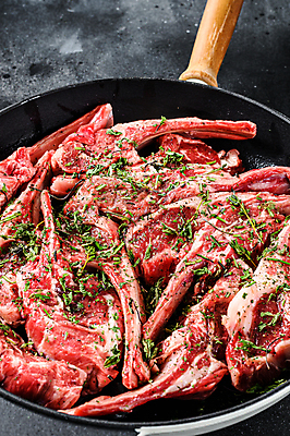 포토 JPG 해외이미지 식재료 검은배경 실내 생고기 사람없음 프라이팬 날것 요리중 양고기 양갈비 해외포토 백그라운드 모션 주방용품 육류 내부 검은색 파일형식 이미지허브