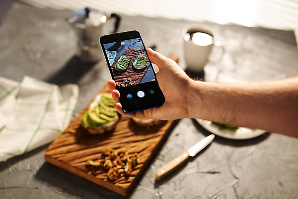 포토 JPG 해외이미지 그릇 손 과일 회색배경 들기 아웃포커스 신체부위 스마트폰 사진촬영 신선 커피잔 유기농 아보카도 과도 모카포트 해외포토 식기 웰빙 커피 백그라운드 모션 주전자 잔 촬영기법 사람 핸드폰 스마트기기 촬영 회색 파일형식 이미지허브