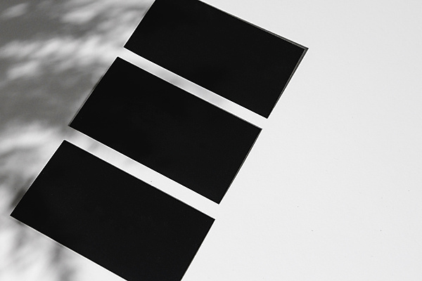 포토 JPG 해외이미지 종이 명함 실내 그림자 사람없음 검은색 카드 목업 세장 해외포토 컬러 3 내부 파일형식 이미지허브