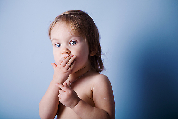 포토 JPG 해외이미지 백인 1 응시 딸 얼굴 어린이 백그라운드 실내 한명 사람 파란색 뷰티 머리 귀여움 기쁨 자녀 표현 아기 입 작음 피부 만족 걸음마 천진난만 유일 해외포토 서양인 시선 감정 컬러 컨셉 가족 모션 내부 신체부위 크기 파일형식 이미지허브
