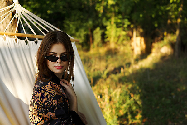 포토 JPG 해외이미지 주간 나무 백인 응시 여자 자연 그림자 한명 상반신 성인 야외 옆모습 아웃포커스 선글라스 눕기 햇빛 해먹 성인여자한명만 해외포토 자연요소 서양인 식물 1 시선 안경 뷰포인트 모션 촬영기법 사람 태양 침대 생태계 여자한명만 성인여자만 파일형식 이미지허브