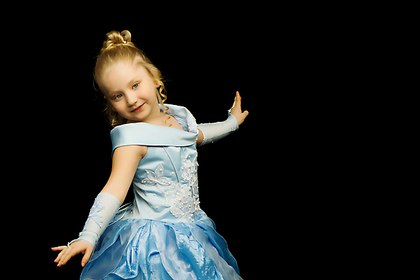 포토 JPG 해외이미지 백인 응시 드레스 여자 어린이 포즈 검은배경 팔벌리기 실내 한명 상반신 공주옷 소녀한명만 해외포토 서양인 1 시선 옷 백그라운드 모션 사람 내부 검은색 여자한명만 소녀만 파일형식 이미지허브