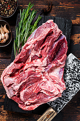 포토 JPG 해외이미지 식재료 실내 생고기 사람없음 날것 식칼 양고기 로즈메리 나무도마 나무배경 해외포토 백그라운드 주방용품 도마 육류 내부 목재 허브 파일형식 이미지허브