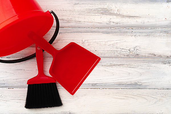 포토 JPG 해외이미지 실내 사람없음 빨간색 청소도구 빗자루 양동이 오브젝트 쓰레받기 카피스페이스 나무배경 해외포토 컬러 백그라운드 내부 공백 도구 청소 파일형식 이미지허브