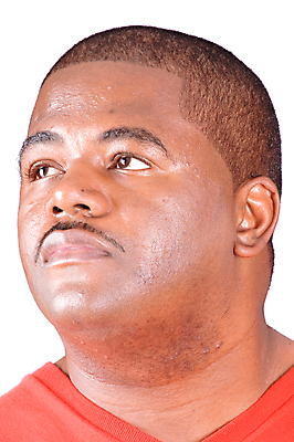 포토 JPG 해외이미지 모델 남자 행복 셔츠 한명 미소 성인 빨간색 갈색 검은색 회색 흰색 배우 해외포토 1 감정 컬러 상의 표정 사람 연예인 파일형식 이미지허브