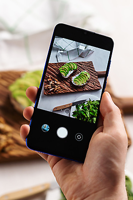 포토 JPG 해외이미지 손 과일 들기 아웃포커스 신체부위 스마트폰 사진촬영 신선 흰배경 유기농 아보카도 나무도마 해외포토 웰빙 백그라운드 모션 도마 촬영기법 사람 목재 핸드폰 스마트기기 촬영 흰색 파일형식 이미지허브