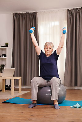 포토 JPG 해외이미지 백인 라이프스타일 여자 노년 할머니 거실 실내 건강 한명 들기 앉기 앞모습 운동복 운동 손들기 아령 매트 짐볼 연습 노인여자한명만 해외포토 서양인 1 옷 뷰포인트 모션 사람 성인 내부 생활 여자한명만 노인여자만 파일형식 이미지허브