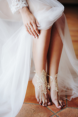 포토 JPG 해외이미지 서양인 여자 신부 웨딩드레스 발 결혼식 실내 한명 근접촬영 성인 하반신 성인여자한명만 웨딩촬영 해외포토 외국인 1 드레스 뷰포인트 결혼 사람 내부 신체부위 기념사진 여자한명만 성인여자만 파일형식 이미지허브