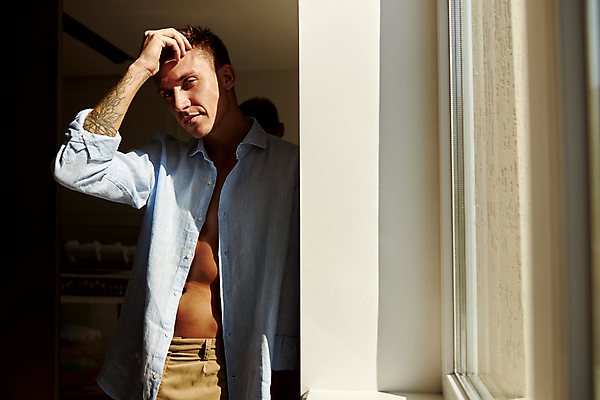 포토 JPG 해외이미지 백인 1 라이프스타일 남자 행복 의자 창문 성공 휴식 주택 실내 관리 한명 미소 사람 인종 성인 내부 스마트폰 핸드폰 머리 공책 꿈 방 연도 긍정 주말 안락 해외포토 서양인 감정 가구 컨셉 문구용품 표정 건물 생활 신체부위 전자제품 스마트기기 파일형식 이미지허브