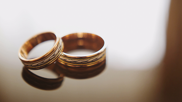 포토 JPG 해외이미지 전통 기념일 결혼 관계 모션 탁자 결혼식 기념 선물 사랑 사람없음 목재 빛 반사 갈색 유행 흰색 반지 원형 재산 황금 고급 크리스탈 보석 오브젝트 속도 잔치 다이아몬드 약혼 가치 보물 해외포토 도형 나무 감정 컬러 가구 컨셉 재료 장신구 이벤트 금융 광석 약속 파일형식 이미지허브