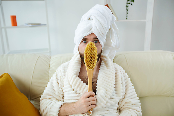 포토 JPG 해외이미지 응시 남자 수염 한명 상반신 성인 앞모습 수건 뷰티 목욕가운 스킨케어 마사지용품 브러쉬빗 성인남자한명만 해외포토 1 시선 뷰포인트 사람 위생용품 가운 오브젝트 남자한명만 성인남자만 파일형식 이미지허브