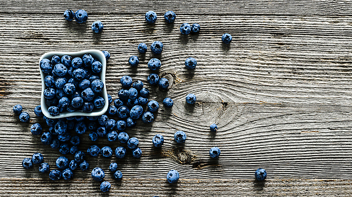 포토 JPG 해외이미지 그릇 실내 사람없음 하이앵글 신선 달콤 블루베리 카피스페이스 나무배경 해외포토 식기 뷰포인트 백그라운드 과일 내부 공백 맛 파일형식 이미지허브