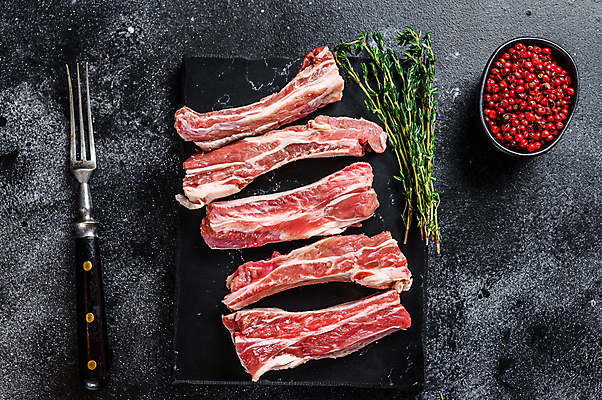 포토 JPG 해외이미지 그릇 포크 식재료 검은배경 실내 생고기 돼지고기 사람없음 하이앵글 신선 슬라이스 후추 등갈비 백리향 돌접시 해외포토 식기 접시 뷰포인트 백그라운드 육류 내부 검은색 향신료 파일형식 이미지허브