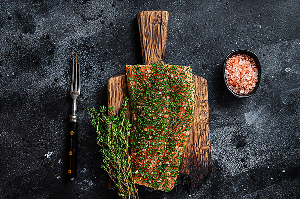 포토 JPG 해외이미지 그릇 포크 검은배경 실내 사람없음 하이앵글 소금 연어 나무도마 연어요리 훈제연어 해외포토 식기 음식 뷰포인트 백그라운드 도마 어류 내부 목재 검은색 훈제 파일형식 이미지허브