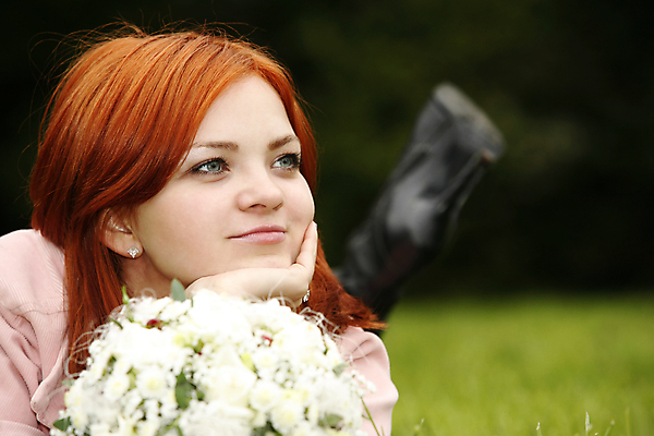 포토 JPG 해외이미지 라이프스타일 감정 건강 한명 미소 뷰티 머리 귀여움 흰색 화려 어깨 만족 내추럴 해외포토 1 컬러 컨셉 표정 사람 생활 신체부위 파일형식 이미지허브