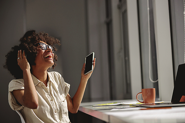포토 JPG 해외이미지 서양인 우먼라이프 여자 흑인 휴식 한명 웃음 들기 상반신 성인 옆모습 스마트폰 손들기 헤드폰 음악감상 머그컵 비즈니스우먼 창가 책상 성인여자한명만 해외포토 외국인 1 라이프스타일 뷰포인트 음향기기 가구 컨셉 비즈니스 창문 모션 표정 사람 컵 핸드폰 스마트기기 감상 직장인 여자한명만 성인여자만 파일형식 이미지허브
