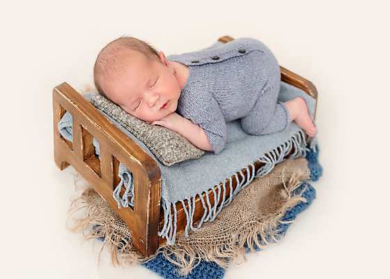 포토 JPG 해외이미지 남자 한명 사람 눕기 귀여움 침대 아기 신생아 잠 담요 니트 아기침대 남자아기한명만 안락 해외포토 1 가구 컨셉 상의 모션 아기용품 남자한명만 남자아기만 파일형식 이미지허브