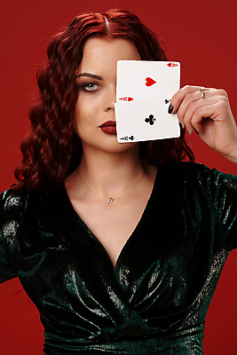 포토 JPG 해외이미지 모델 응시 드레스 여자 놀이 한명 들기 성인 섹시 게임 트럼프 행운 도박 카지노 포커 도박장 얼굴가리기 겜블 빨간배경 승자 성인여자한명만 해외포토 1 시선 옷 백그라운드 컨셉 모션 사람 빨간색 놀이용품 가림 여자한명만 성인여자만 파일형식 이미지허브