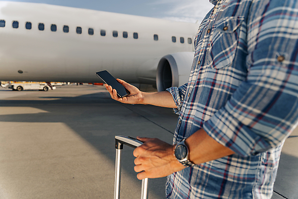 포토 JPG 해외이미지 주간 백인 남자 여행 휴가 비행기 한명 들기 상반신 성인 야외 옆모습 스마트폰 여행객 공항 항공 성인남자한명만 연락 해외포토 자연요소 서양인 1 뷰포인트 항공교통 교통시설 모션 대중교통 사람 핸드폰 스마트기기 남자한명만 성인남자만 파일형식 이미지허브