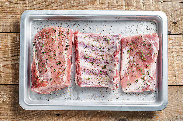 포토 JPG 해외이미지 식재료 쟁반 실내 생고기 돼지고기 사람없음 하이앵글 신선 허브 향신료 등갈비 허브가루 후추가루 나무배경 해외포토 식물 뷰포인트 백그라운드 육류 내부 가루 향미료 파일형식 이미지허브