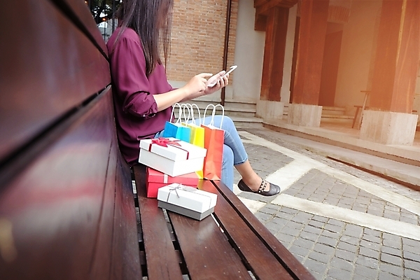 포토 JPG 해외이미지 백인 라이프스타일 여자 행복 백그라운드 컨셉 가방 모바일 선물 미소 사람 동양인 성인 사람없음 여름 스마트폰 쇼핑 뷰티 유행 세일 상점 흰색 잡기 고급 구매 쇼핑몰 고객 소매 적재 쇼퍼홀릭 해외포토 서양인 잡화 계절 감정 컬러 모션 표정 인종 생활 핸드폰 스마트기기 파일형식 이미지허브