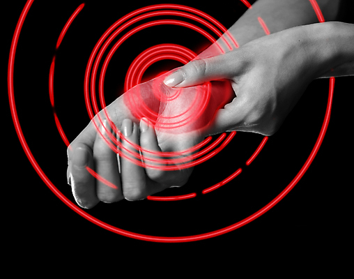 포토 JPG 해외이미지 손 검은배경 흑백 실내 신체부위 고통 잡기 손목통증 해외포토 감정 백그라운드 모션 촬영기법 사람 내부 검은색 파일형식 이미지허브