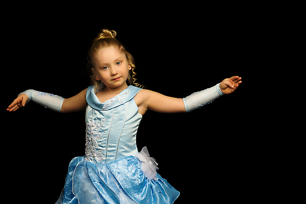 포토 JPG 해외이미지 백인 응시 드레스 여자 어린이 포즈 검은배경 팔벌리기 실내 한명 상반신 앞모습 공주옷 소녀한명만 해외포토 서양인 1 시선 옷 뷰포인트 백그라운드 모션 사람 내부 검은색 여자한명만 소녀만 파일형식 이미지허브