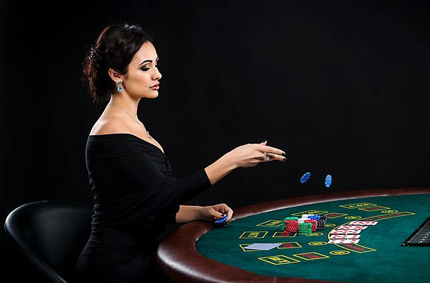 포토 JPG 해외이미지 응시 여자 탁자 검은배경 한명 들기 성인 게임 잡기 행운 도박 유혹 카지노 클럽 포커 도박장 겜블 승자 플레이어 성인여자한명만 유흥 해외포토 1 시선 가구 백그라운드 컨셉 모션 놀이 사람 검은색 트럼프 여자한명만 성인여자만 파일형식 이미지허브