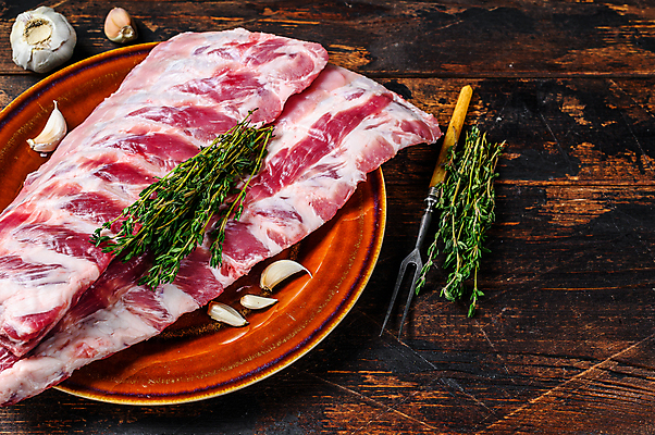 포토 JPG 해외이미지 접시 포크 식재료 실내 마늘 생고기 돼지고기 사람없음 신선 등갈비 백리향 나무배경 해외포토 식기 백그라운드 채소 육류 내부 파일형식 이미지허브