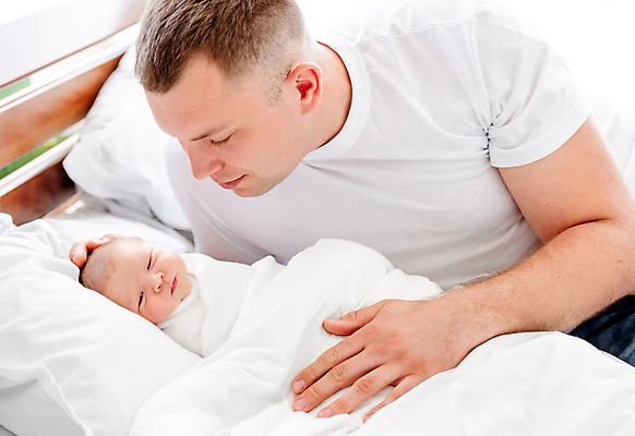 포토 JPG 해외이미지 백인 여자 남자 딸 가족 사랑 사람 상반신 성인 두명 부모 눕기 침대 아기 신생아 잠 아빠 해외포토 서양인 감정 가구 관계 모션 파일형식 이미지허브