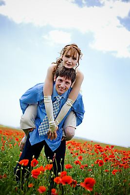 포토 JPG 해외이미지 구름 라이프스타일 커플 여자 남자 꽃 행복 포즈 밭 포옹 자연 놀이 하늘 휴식 건강 사랑 미소 사람 초원 성인 야외 두명 빨간색 초록색 여름 파란색 뷰티 화목 침묵 봄 기쁨 자유 전원 시골 장면 양귀비 해외포토 자연요소 식물 계절 감정 컬러 컨셉 농업 관계 안기 표정 생활 소리 전기에너지 생태계 파일형식 이미지허브
