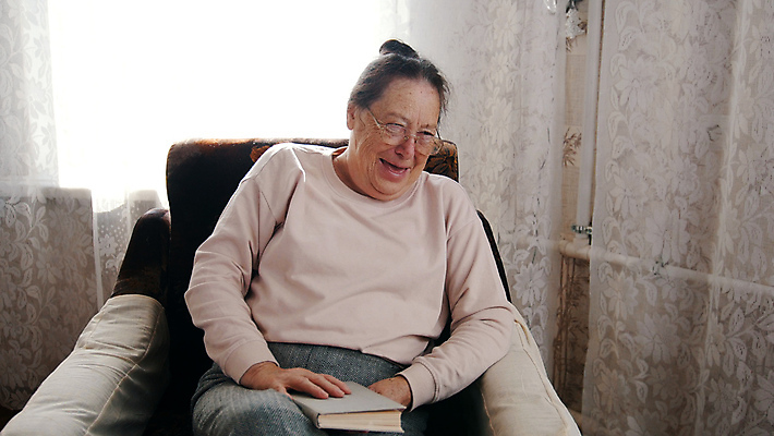 포토 JPG 해외이미지 백인 라이프스타일 옷 여자 노년 행복 할머니 백그라운드 의자 주택 창조 미술 한명 미소 사람 앉기 취미 책 독서 표현 뜨개질 실 은퇴 안락의자 편리함 양모 옛날 핸드메이드 해외포토 서양인 1 감정 가구 컨셉 모션 문화예술 표정 성인 건물 생활 직물 파일형식 이미지허브