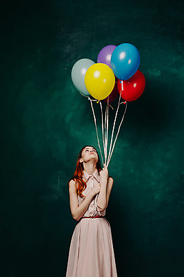 포토 JPG 해외이미지 응시 여자 실내 한명 상반신 성인 앞모습 올려보기 잡기 풍선 성인여자한명만 초록배경 해외포토 1 시선 뷰포인트 백그라운드 모션 사람 내부 초록색 여자한명만 성인여자만 파일형식 이미지허브