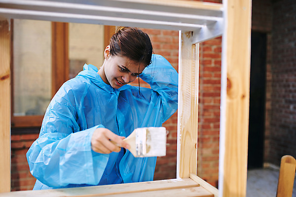 포토 JPG 해외이미지 여자 한명 들기 상반신 성인 목재 앞모습 페인트칠 집중 바르기 페인트붓 목공예 목재가구 셀프 성인여자한명만 셀프인테리어 해외포토 나무 1 뷰포인트 가구 컨셉 재료 모션 페인팅 사람 인테리어 붓 공예 여자한명만 성인여자만 파일형식 이미지허브