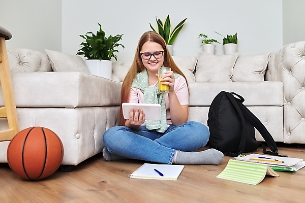 포토 JPG 해외이미지 백인 모델 학생 라이프스타일 여학생 여자 행복 배낭 휴식 바닥 주택 농구 실내 건강 한명 사람 10대 책 태블릿 공책 방 재산 오렌지주스 내추럴 완벽 해외포토 서양인 1 감정 컨셉 가방 청소년 문구용품 내부 건물 생활 금융 전자제품 스마트기기 구기 과일주스 파일형식 이미지허브