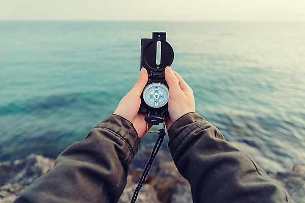포토 JPG 해외이미지 백인 1 라이프스타일 손 여자 바다 여행 자연 휴가 화살 사람 사람없음 야외 하이킹 탐험 잡기 나침반 방향 위치 네비게이션 남쪽 방법 소셜네트워크 오리엔테이션 필터 하이커 스타일 효과 해외포토 서양인 모션 레저 생활 신체부위 생태계 파일형식 이미지허브