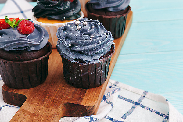 포토 JPG 해외이미지 디저트 실내 사람없음 식탁보 달콤 컵케이크 산딸기 머핀 나무도마 나무배경 해외포토 음식 빵 백그라운드 과일 도마 내부 목재 케이크 맛 파일형식 이미지허브