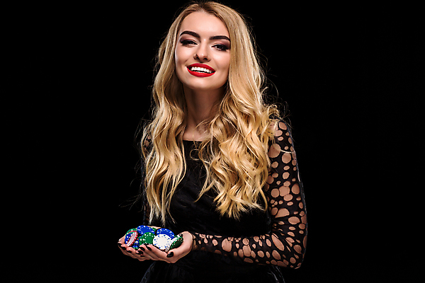 포토 JPG 해외이미지 드레스 여자 검은배경 한명 미소 들기 상반신 성인 앞모습 잡기 트럼프 행운 포커칩 도박 카지노 포커 보여주기 도박장 겜블 성인여자한명만 해외포토 1 옷 뷰포인트 백그라운드 컨셉 모션 표정 사람 놀이용품 검은색 게임 여자한명만 성인여자만 파일형식 이미지허브