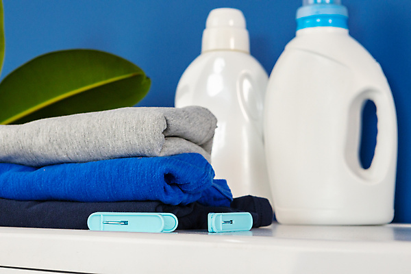 포토 JPG 해외이미지 옷 실내 사람없음 쌓기 청소도구 세제 오브젝트 파란배경 빨래집게 빨랫감 해외포토 백그라운드 모션 집게 내부 파란색 도구 빨래 청소 파일형식 이미지허브