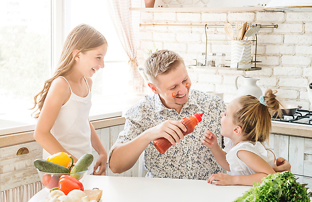 포토 JPG 해외이미지 백인 그릇 응시 여자 남자 딸 어린이 채소 실내 요리 들기 상반신 성인 앞모습 옆모습 세명 주방 계란 아빠 케첩 부녀 육아대디 해외포토 서양인 식기 시선 뷰포인트 가족 모션 사람 내부 알 소스_음식 파일형식 이미지허브