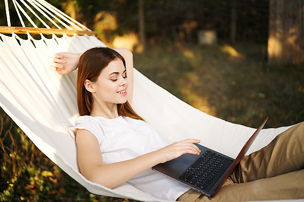 포토 JPG 해외이미지 주간 응시 여자 자연 한명 미소 상반신 성인 야외 옆모습 아웃포커스 노트북 눕기 손들기 해먹 성인여자한명만 해외포토 자연요소 1 시선 뷰포인트 모션 촬영기법 표정 사람 전자제품 침대 생태계 여자한명만 성인여자만 파일형식 이미지허브