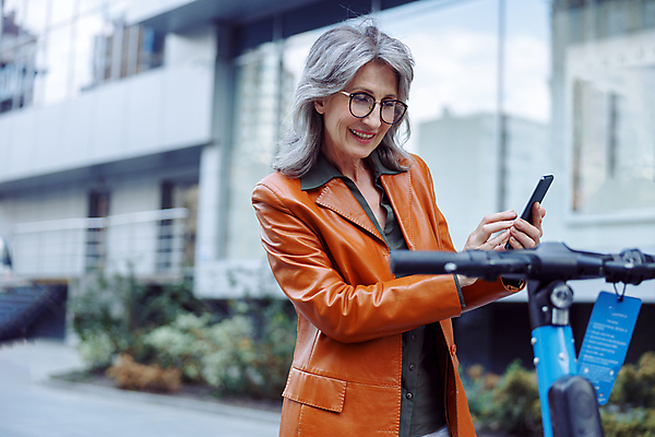 포토 JPG 해외이미지 백인 여자 행복 안경 비즈니스 관계 교통시설 모바일 거리 한명 서기 성인 스마트폰 갈색 머리카락 재킷 회색 도시 비즈니스우먼 가죽 바쁨 긍정 타운 노출 해외포토 서양인 1 잡화 감정 컬러 교통 컨셉 모션 사람 핸드폰 스마트기기 머리 외투 직장인 시설 파일형식 이미지허브