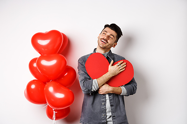 포토 JPG 해외이미지 남자 안기 사랑 한명 상반신 성인 앞모습 하트 하트풍선 풍선 성인남자한명만 해외포토 모양 1 감정 뷰포인트 모션 사람 남자한명만 성인남자만 파일형식 이미지허브