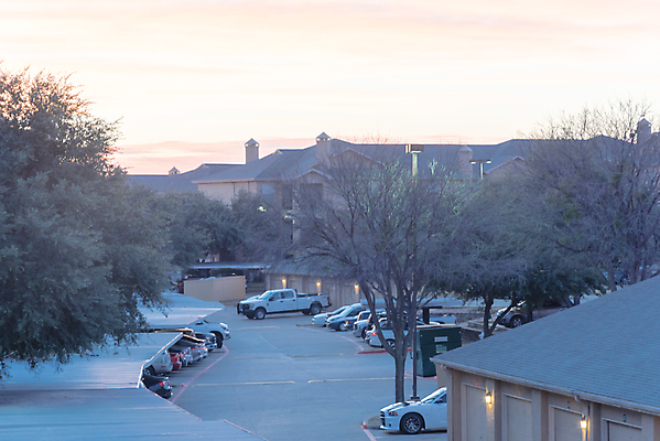 포토 JPG 해외이미지 구름 외관 도로 교통시설 자동차 아침 지붕 거리 아파트 주택 안테나 사람없음 야외 건물 도시풍경 우주 일출 미국 블록 도시 재산 플랫 주차 커뮤니티 연립주택 리빙 이웃 개발 교외 복잡 줄서기 진짜 차고 텍사스 많음 해외포토 주간 자연요소 건축물 길 육상교통 교통 컨셉 북아메리카 통신 모션 풍경 금융 노을 시설 파일형식 이미지허브